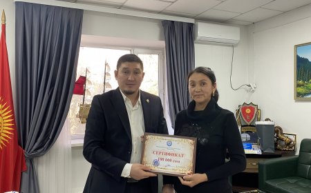 Шопоков шаарында социалдык контракттын алкагында эки үй-бүлөгө 100 миң сомдон сертификаттар тапшырылды