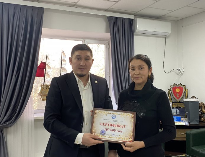 Шопоков шаарында социалдык контракттын алкагында эки үй-бүлөгө 100 миң сомдон сертификаттар тапшырылды