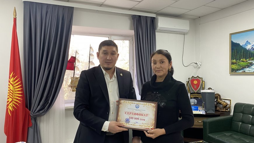 Шопоков шаарында социалдык контракттын алкагында эки үй-бүлөгө 100 миң сомдон сертификаттар тапшырылды