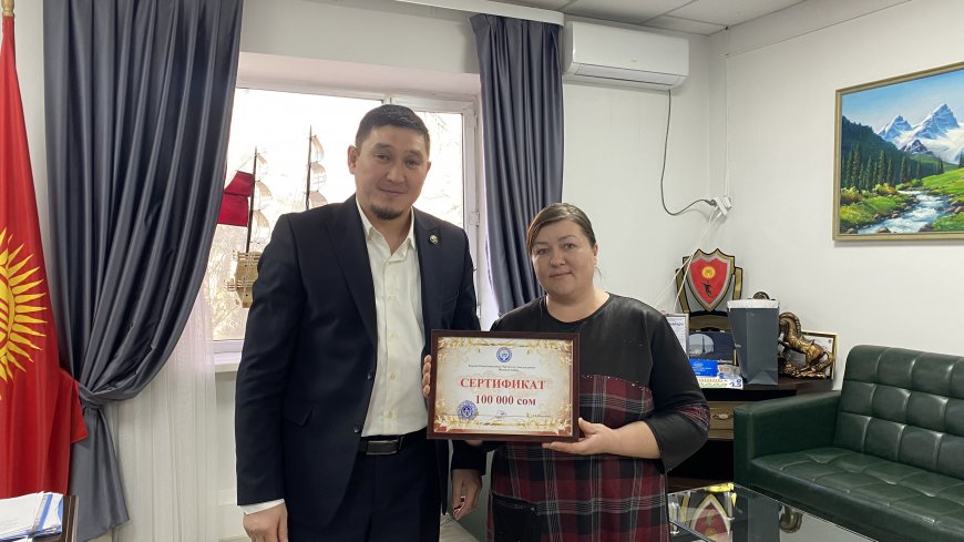 Шопоков шаарында социалдык контракттын алкагында эки үй-бүлөгө 100 миң сомдон сертификаттар тапшырылды